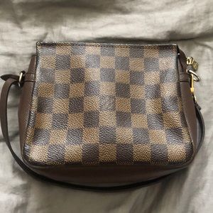 Beautiful LOUIS VUITTON Damier wristlet.